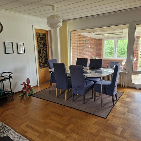 Villa Med Egen Parkering. Moejlighet Att Boka Fran 1 Och Upp Till 5 Personer. Örebro Exteriör bild