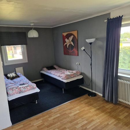 Villa Med Egen Parkering. Moejlighet Att Boka Fran 1 Och Upp Till 5 Personer. Örebro Exteriör bild
