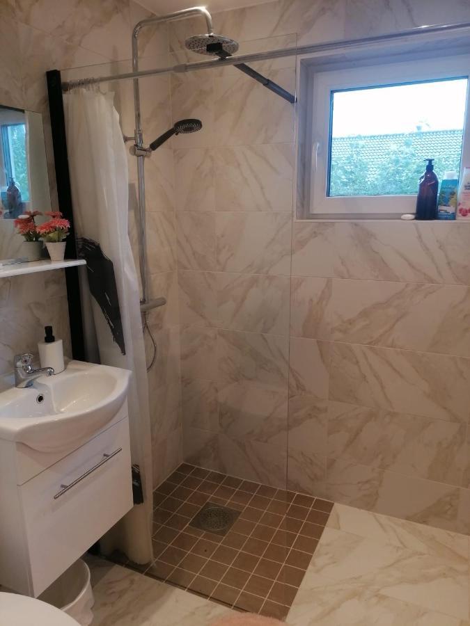 Villa Med Egen Parkering. Moejlighet Att Boka Fran 1 Och Upp Till 5 Personer. Örebro Exteriör bild