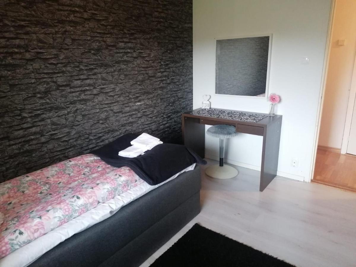 Villa Med Egen Parkering. Moejlighet Att Boka Fran 1 Och Upp Till 5 Personer. Örebro Exteriör bild