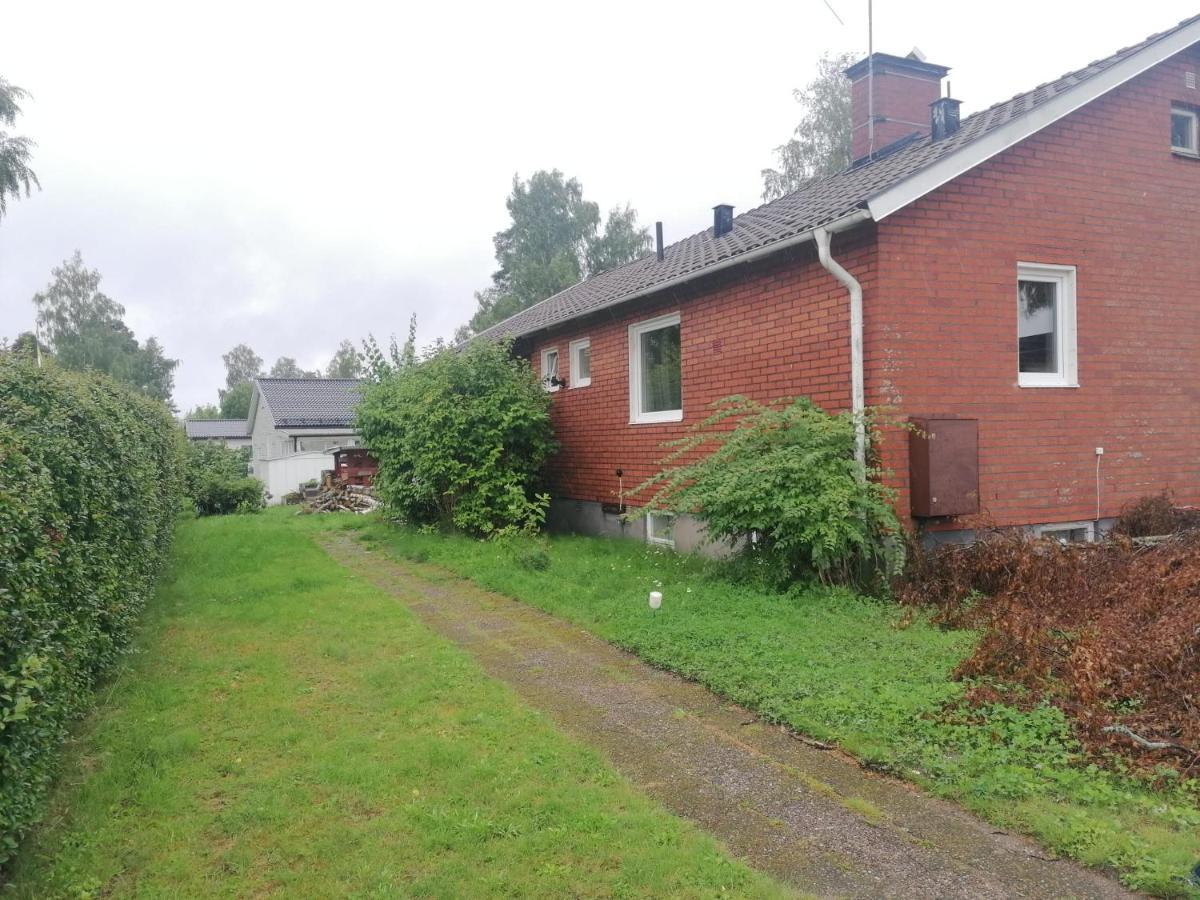 Villa Med Egen Parkering. Moejlighet Att Boka Fran 1 Och Upp Till 5 Personer. Örebro Exteriör bild