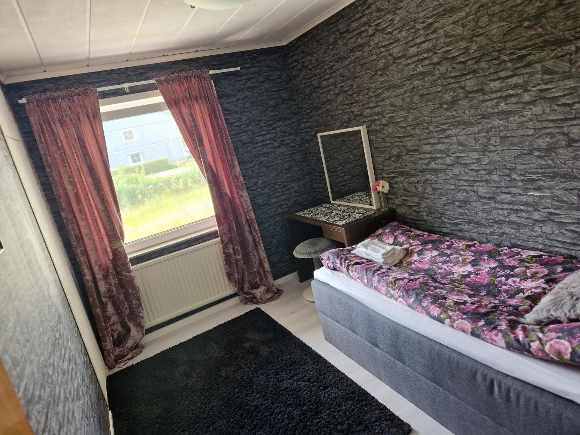 Villa Med Egen Parkering. Moejlighet Att Boka Fran 1 Och Upp Till 5 Personer. Örebro Exteriör bild